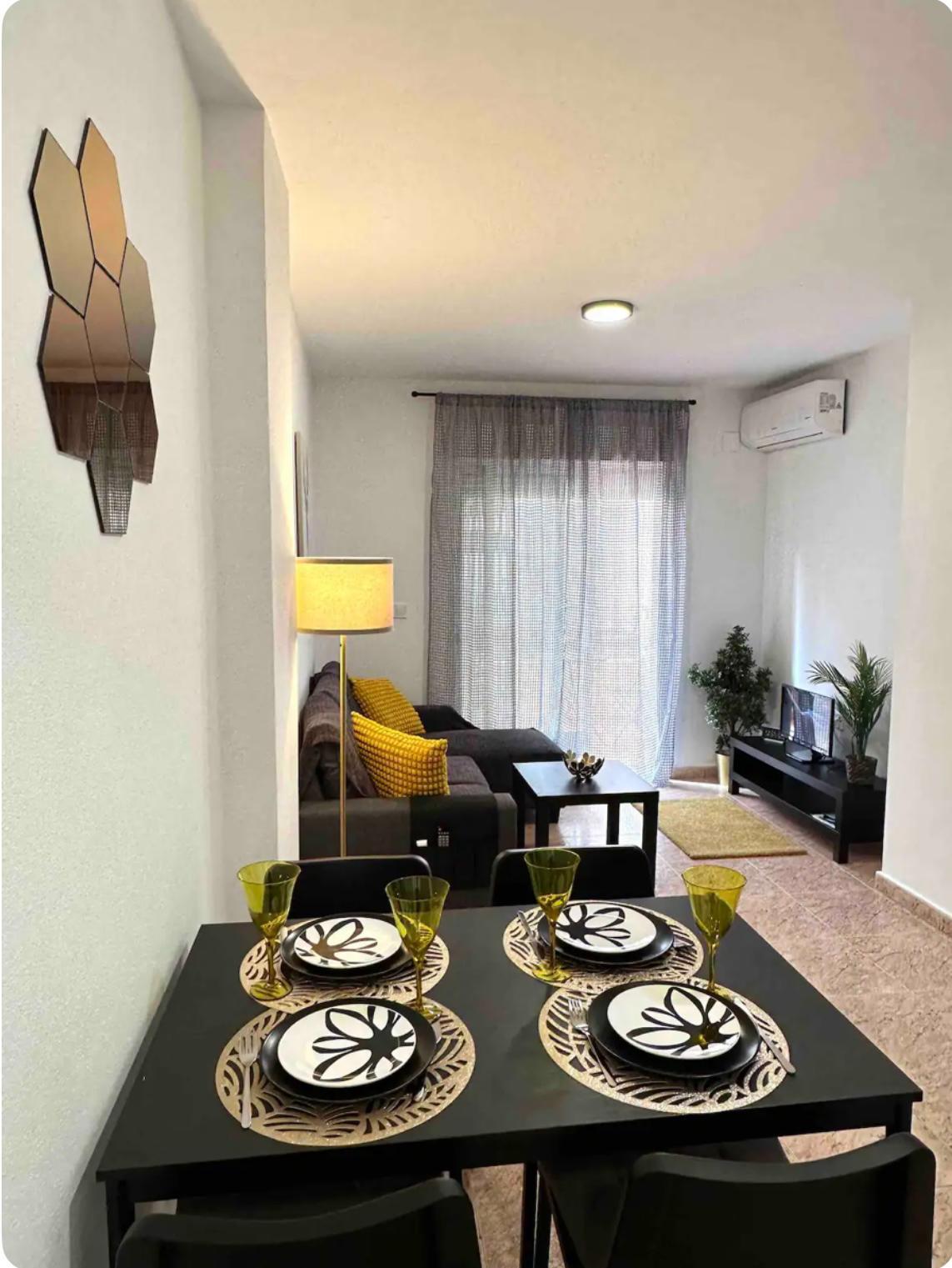 Apartamento de dos dormitorios en Torrevieja, Alicante — imagen 1 de 14
