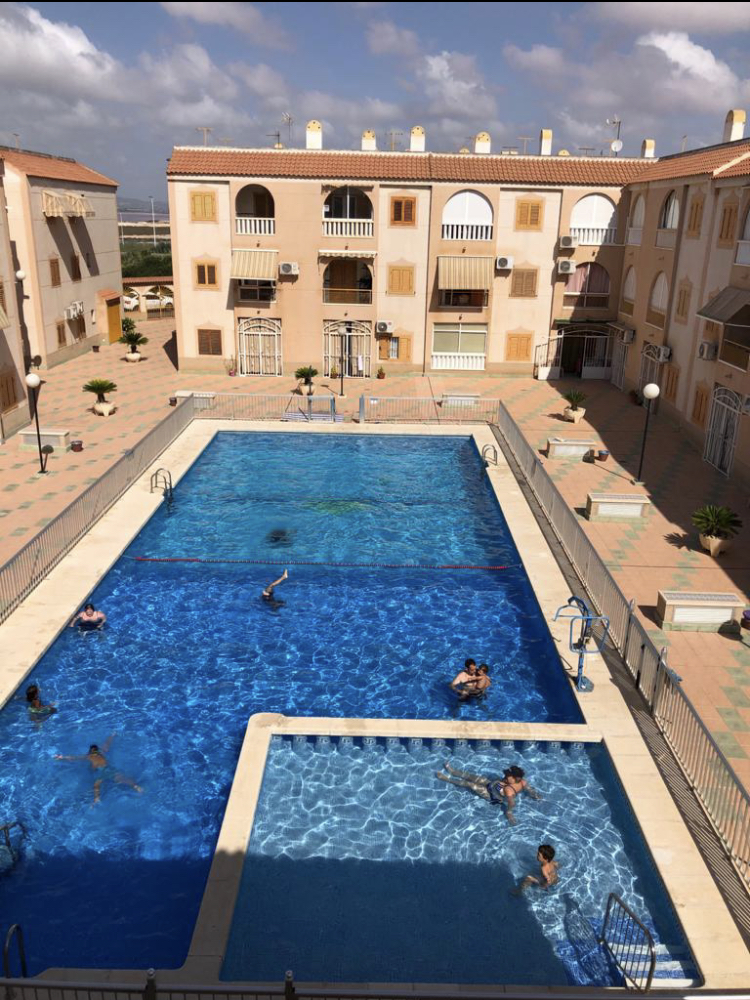 Apartamento con piscina al lado de la paya