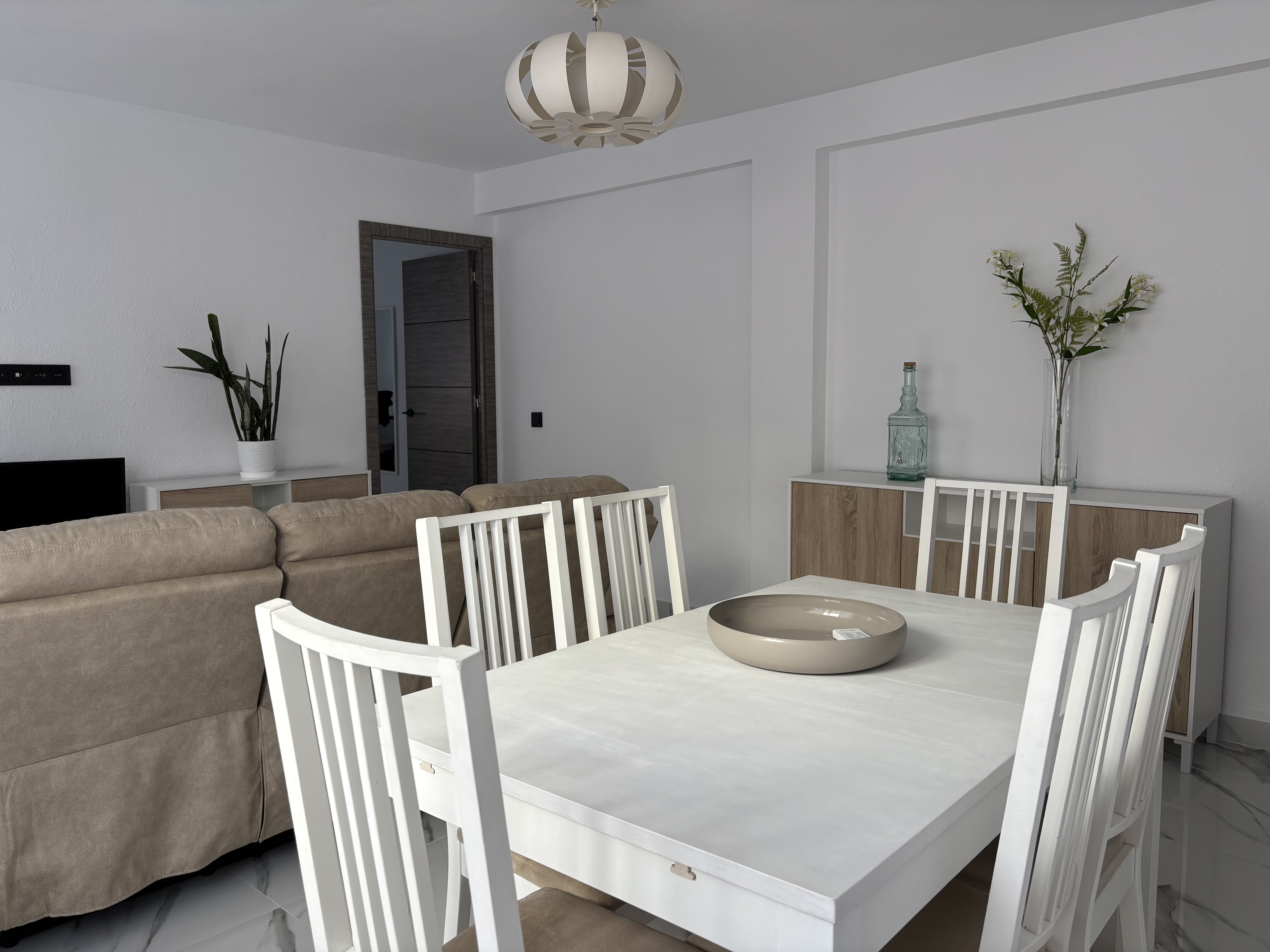 Piso recién reformado de tres habitaciones en Almería — imagen 1 de 9