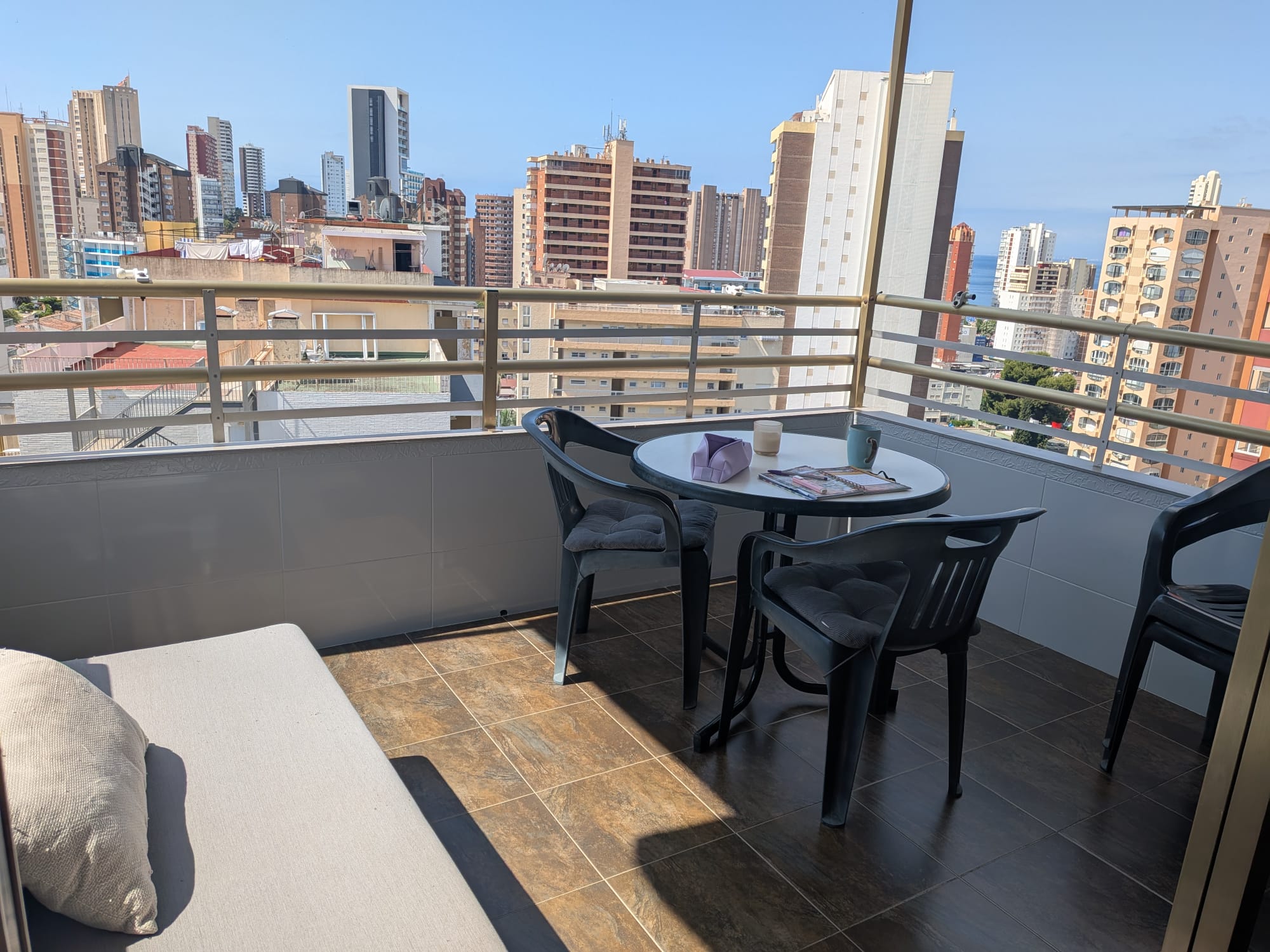 PISO EN BENIDORM PARA EL CURSO ESCOLAR 2026-2027 · 900 €/MES — imagen 1 de 20